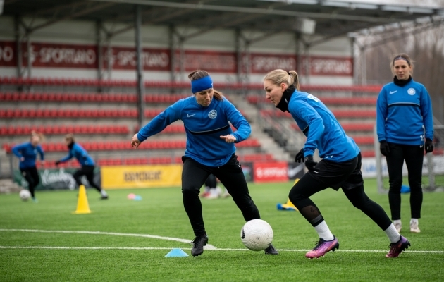 Pille Raadik j&auml;lgimas pingsalt Lisette Tammiku j&auml;rgmist sammu. Foto: Liisi Troska / jalgpall.ee