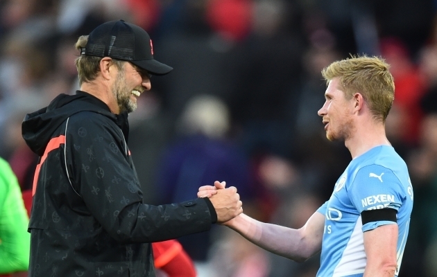 Liverpooli peatreener J&uuml;rgen Klopp ja Manchester City poolkaitsja Kevin De Bruyne. Foto: Scanpix / Peter Powell / Reuters