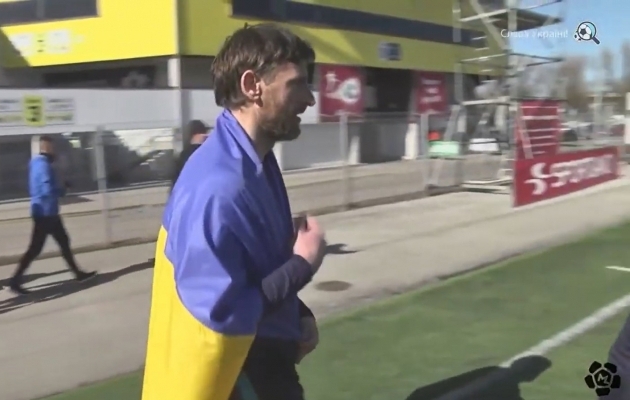 Deniss Dedetško sammumas väljkule, Ukraina lipp õlgadel. Foto: ekraanitõmmis Soccernet.ee videost