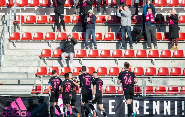 Kalju mängijad käisid linna peal inimestega jalkat mängimas