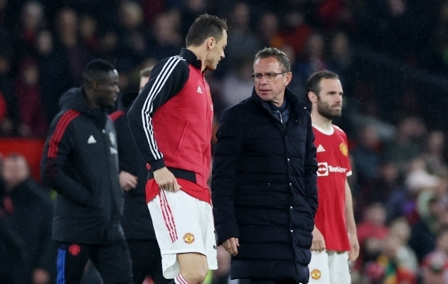 Nemanja Matic ja Juan Mata m&auml;ngisid viimase m&auml;ngu Manchester Unitedi s&auml;rgis Old Traffordil. Foto: Scanpix / Phil Noble / Reuters