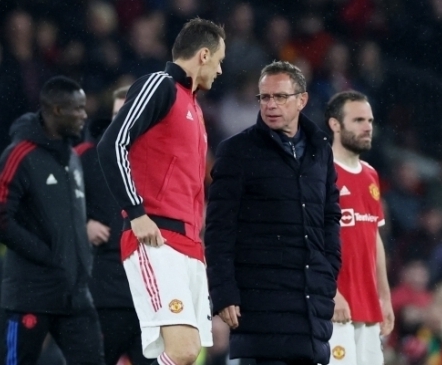 Manchesteri publik saatis Nemanja Matici ja Juan Mata aplausi saatel Old Traffordilt minema