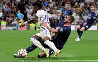 LOE JÄRELE: Real Madrid ronis raskest seisust välja ja murdis lisaajal Benzema penaltist finaali