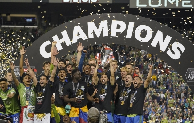 Seattle Soundersist sai esimene MLS-i klubi, kes on Meistrite liiga karika pea kohale tõstnud. Foto: Scanpix / Ted S. Warren / AP Photo