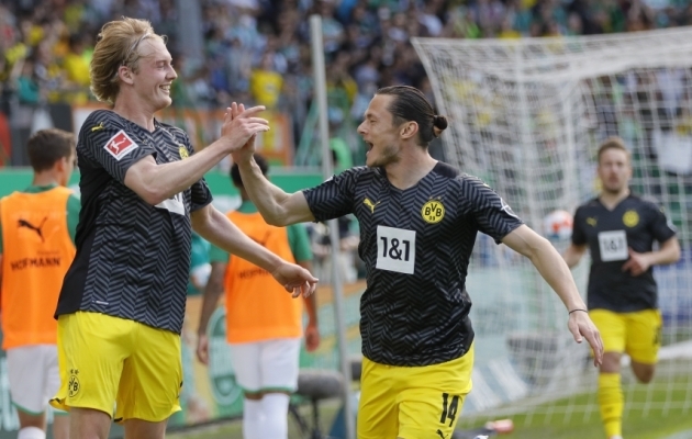 Julian Brandt (vasakul) hoiab Dortmundi hõbedakursil. Foto: Scanpix / Ronald Wittek / EPA