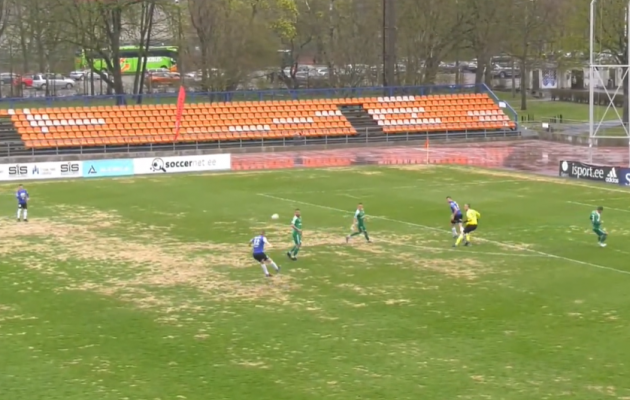 Pildilt on näha, et Anier (kõige väravapoolsem sinisärk) on suluseisus, kuid lõpuks palli omaks võtnud Ioan Jakovlev (kõige vasakpoolsem sinisärk) seda ilmselgelt pole. Foto: Soccernet TV kuvatõmmis