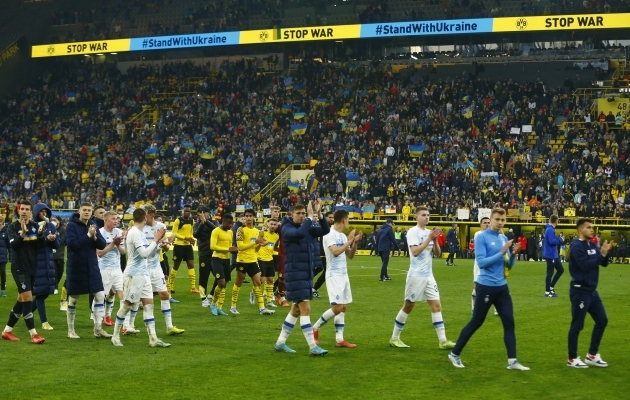 Kiievi Dinamo ja Dortmundi Borussia meeskonnad tänamas publikut pärast 26. aprillil Westfalenstadionil toimunud sõpruskohtumist, mille Dinamo 3:2 võitis. Foto: Scanpix / Reuters / Thilo Schmuelgen