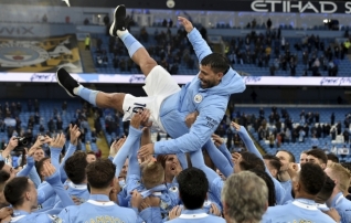 Manchester City lasi 10. aastapäeva tähistamiseks luua tsingist Agüero