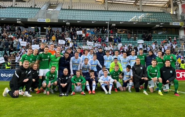 Kiievi Dinamo ja FC Flora mängijate ühispilt pärast sõprusmängu, mille Ukraina klubi 3:0 võitis. Foto: Brit Maria Tael