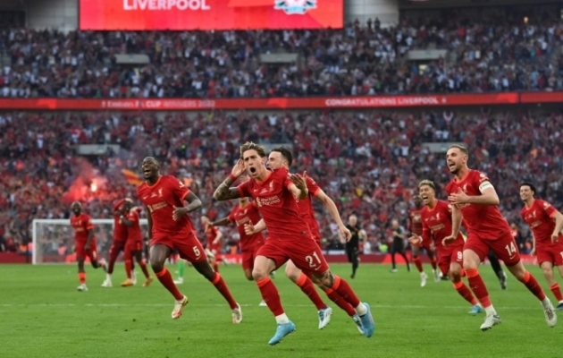 Kostas Tsimikase (esiplaanil) penalti tõi Liverpooli klubi auhinnakappi ajaloo kaheksanda Inglismaa karika. Foto: Scanpix / Glyn Kirk / AFP