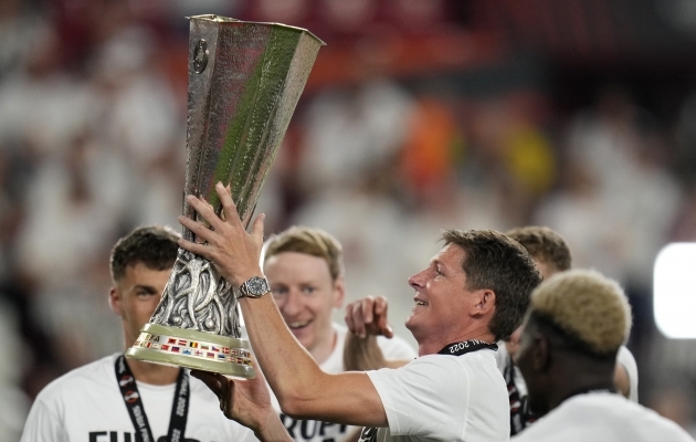 Eintrachti peatreener Oliver Glasner Euroopa liiga karikaga. Foto: Scanpix / Manu Fernandez / AP Photo