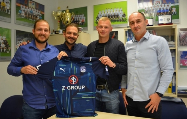 Vlasi Sinjavski ja FC Slovacko juhtkond pärast lepingu allkirjastamist. Foto: FC Slovacko kodulehekülg