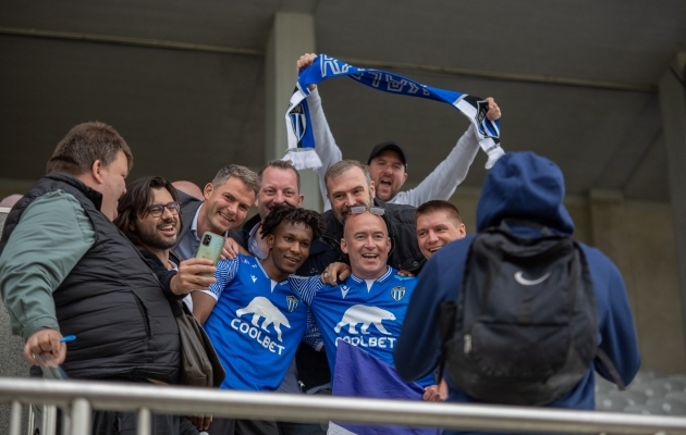 Foday Trawally tegi m&auml;nguj&auml;rgselt f&auml;nnidega veel pilte. Foto: Katariina Peetson