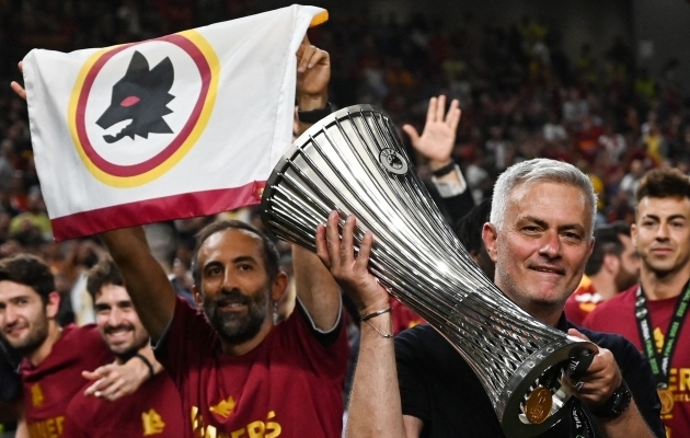 AS Roma peatreener Jose Mourinho Konverentsiliiga võidukarikaga. Foto: Scanpix / AFP / Ozan Kose