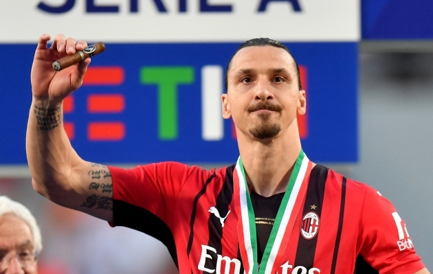 AC Milani ründaja Zlatan Ibrahimovic tähistamas Itaalia meistritiitlit. Foto: Scanpix / Reuters / Daniele Mascolo