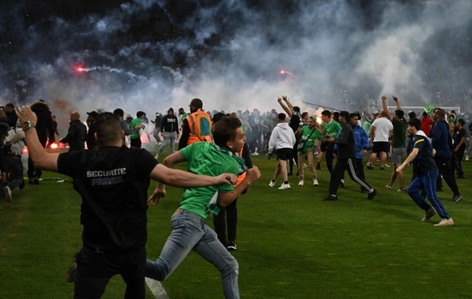Põlevad tõrvikud ja pisargaas: Saint-Etienne'i koduväljakul vallandus langemise järel uskumatu kaos