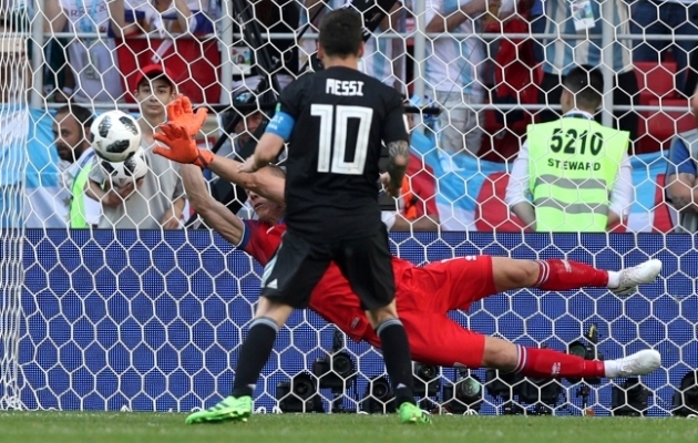 MM 2018. Islandi koondise väravavaht Hannes Halldorsson tõrjub Lionel Messi penalti. Foto: Scanpix / Reuters / Albert Gea