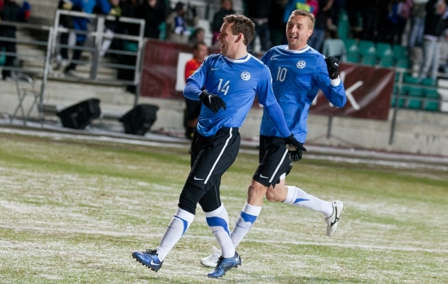2011. aasta m&auml;rtsis alistas Eesti koduv&auml;ljakul 2:0 kahekordse maailmameistri Uruguay. V&auml;ravad l&otilde;id Konstantin Vassiljev (vasakul) ja Vjat&scaron;eslav Zahovaiko. Foto: Hendrik Osula