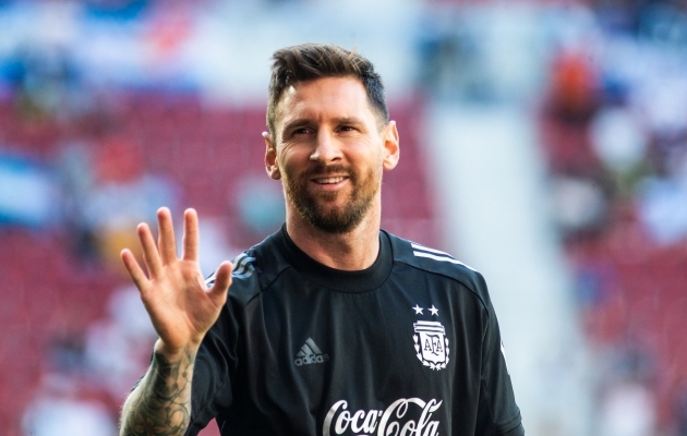 Lionel Messi näitamas enne kohtumist Eestiga, kui mitu väravat ta kavatseb lüüa. Foto: Brit Maria Tael
