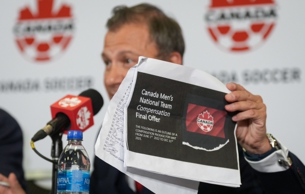 Kanada jalgpalliliidu president Nick Bontin hoidmas koondislaste avaldust. Foto: Scanpix / Darryl Dyck / The Canadian Press via ZUMA Press