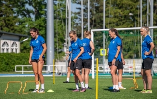 Galerii: naised treenisid enne tähtsat MM-valikmängu kuumas päikesepaistelises Pärnus