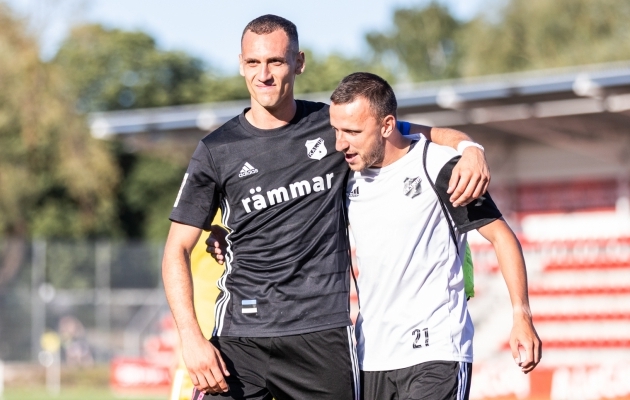Nõmme Kalju kapten Ioannis Tsivelekidis ja ääreründaja Maksim Gussev pärast rasket 3:1 võitu FC Kuressaare üle. Foto: Jana Pipar / jalgpall.ee