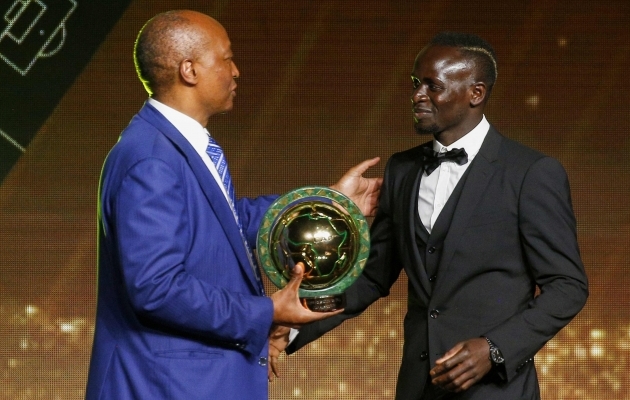Aafrika jalgpalliliidu president Patrice Motsepe ja aasta parim mängija Sadio Mane. Foto: Scanpix / AFP