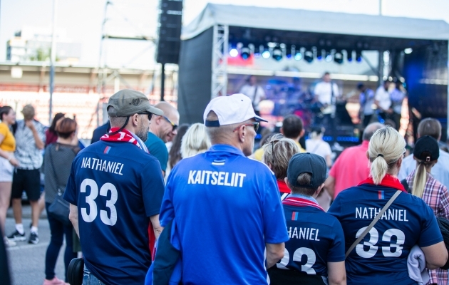 Mängu eel andis staadioni kõrval kontserdi Tanel Padar, mis muutis jalgpalliõhtu veelgi sumedamaks. Foto: Brit Maria Tael