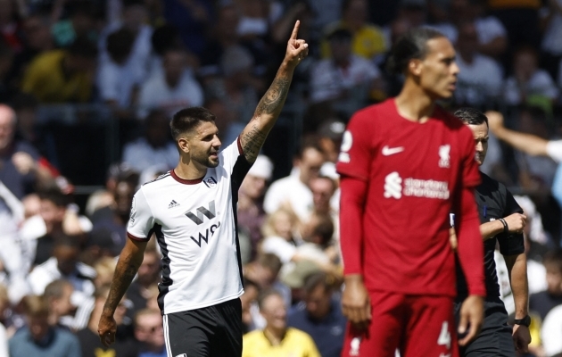 Aleksandar Mitrovic röövis Liverpoolilt, Darwin Nunezelt ja Mo Salahilt tähesära. Foto: Scanpix / Reuters / Peter Cziborra 
