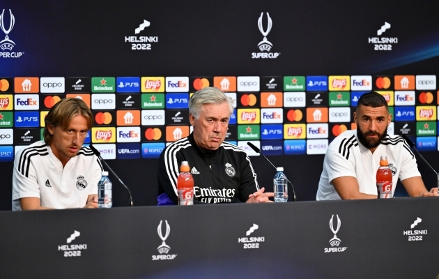 Carlo Ancelotti (keskel) mängueelsel pressikonverentsil. Foto: Scanpix / EPA /Oliver Hardt / UEFA handout