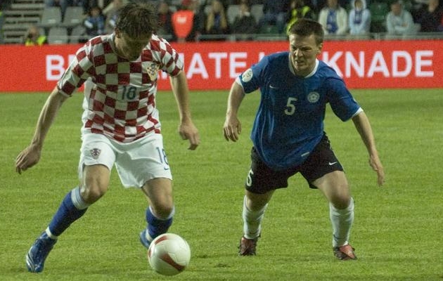 Dmitri Kruglov 2008. aastal peetud mängus Horvaatiaga. Vastas Ivica Olic. Foto: Soccernet.ee arhiiv