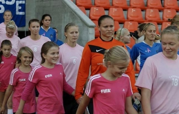 Eva-Maria Niit (väravavahi käe kõrval) saatis mängijaid väljakule esimesel "Roosal jalgpallil". Täna on ta ürituse üks peakorraldajatest. Foto: erakogu
