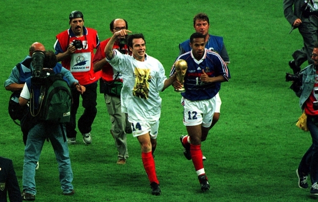 Alain Boghossian ja Thierry Henry 1998. aasta 12. juuli õhtul Stade de France'il MM-trofeega auringi tegemas. Foto: Scanpix / imago images / Uwe Kraft