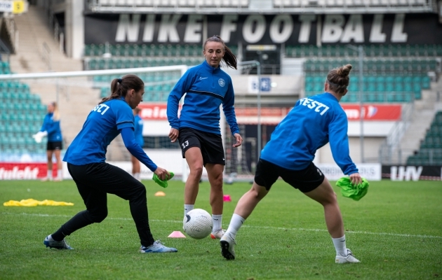 Vlada Kubassova, Kristina Bannikova ja Kelly Rosen mängueelsel treeningul. Foto: Liisi Troska / jalgpall.ee