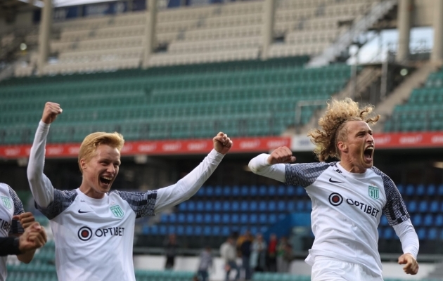 FC Flora mängijad Danil Kuraksin ja Rauno Alliku võitu tähistamas. Foto: Brit Maria Tael