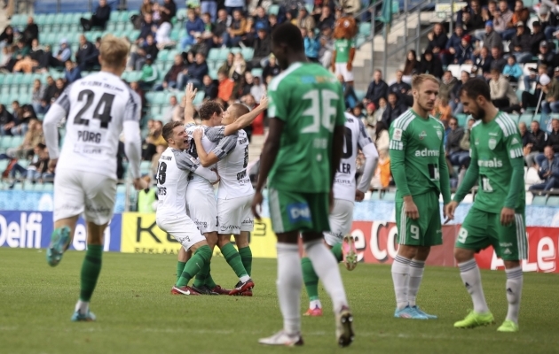 FC Flora mängijad õnnitlevad meeskonna 2:0 juhtima viinud Konstantin Vassiljevit. Foto: Brit Maria Tael