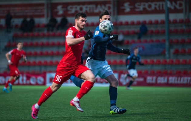 Markus Vaherna ja Deniss Dedetško varasemas kohtumises. Foto: Liisi Troska / jalgpall.ee