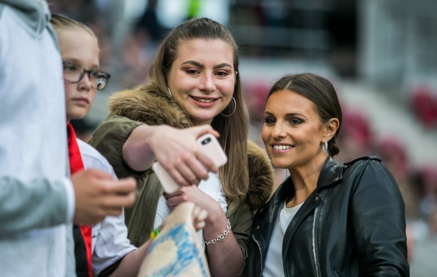Kuidas jalgpalliga naisi rajalt maha võtta