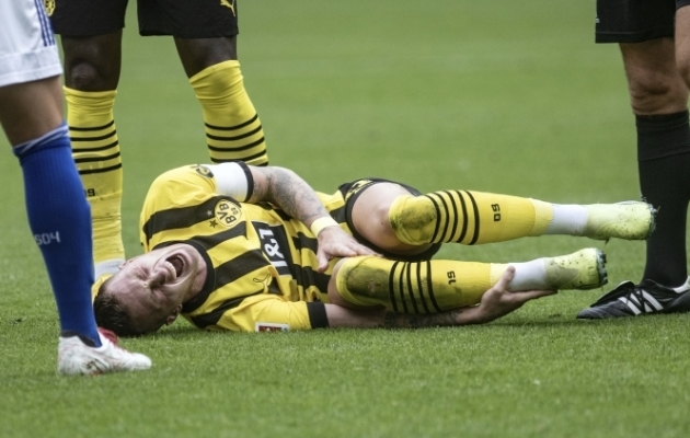 Dortmundi Borussia kapten Marco Reus vahetult pärast vigastada saamist. Foto: Scanpix / Bernd Thissen / dpa via AP