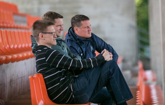 Andres Vaher koos EJL-i tehnilise direktori Janno Kivisilla ja jalgpallitreeneri Andres Operiga. Foto: Brit Maria Tael