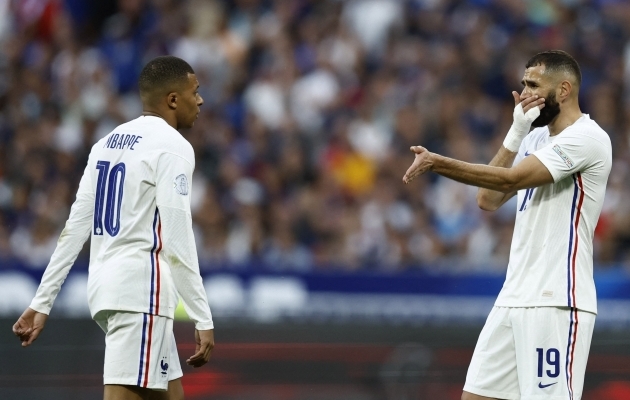 Prantsusmaa koondise staarid Kylian Mbappe (vasakul) ja Karim Benzema seisavad silmitsi B-divisjoni langemisega. Viimane ei saa koondist eelseisvates kohtumistes aidata vigastuse tõttu. Foto: Scanpix / Action Images via Reuters / Gonzalo Fuentes