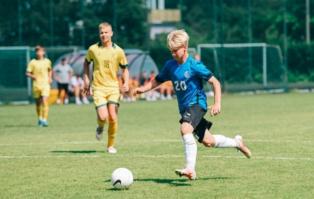 Tristan Pajo U17 koondise kohtumises Leedu vastu. Foto: Liisi Troska / jalgpall.ee