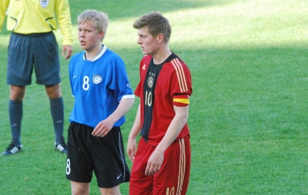 2009. aasta Eliitringi turniir Tallinnas. Sander Sinilaid valvab Toni Kroosi. Foto: Märt Vassiljev (Soccernet.ee arhiiv)