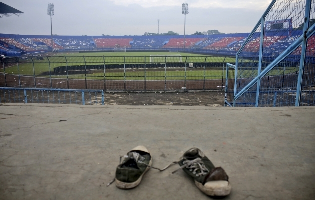 Enam kui sada jalgpallimängule läinud inimest ei jõudnud enam kunagi koju tagasi. Foto: Scanpix / AP Photo / Hendra Permana