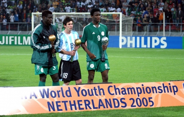 John Obi Mikel (paremal) aasta enne Chelseaga liitumist teiste tulevaste tippmängijate Lionel Messi (keskel) ja Taye Taiwoga. Foto: Scanpix / imago/Latinpress / sp