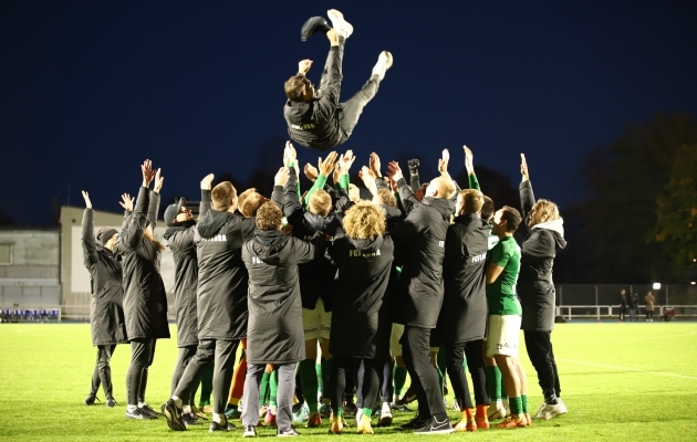 J&uuml;rgen Henn visati p&auml;rast meistritiitli kindlustamist meeskonna poolt &otilde;hku. Foto: Mauri Levandi