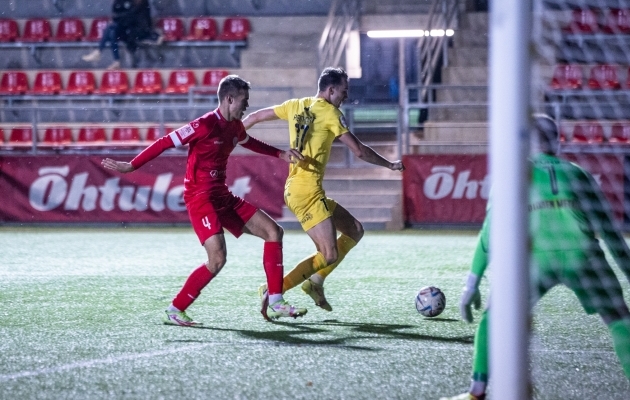 Erko Jonne T&otilde;ugjas (punases) ja Sten Reinkort (kollases) palli p&auml;rast v&otilde;itlemas. Foto: Brit Maria Tael