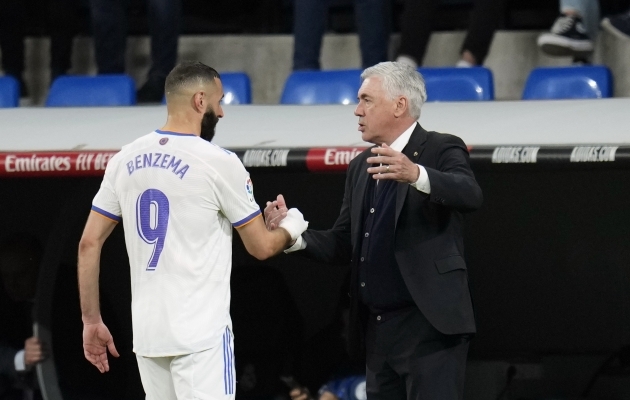 Real Madridi ründaja Karim Benzema ja peatreener Carlo Ancelotti. Foto: Scanpix / Manu Fernandez / AP Photo