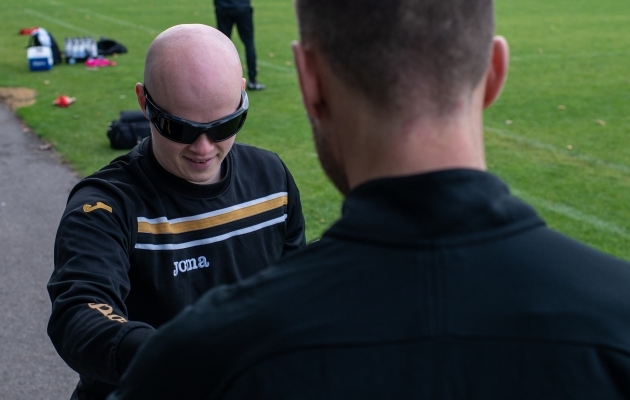 Siis l&auml;ksid prillid ette! H&auml;iritud n&auml;gemisega oli tennisepalle m&otilde;istagi veel keerulisem p&uuml;&uuml;da. V&auml;he sellest - isegi maha p&otilde;rkama j&auml;&auml;nud palli oli v&auml;ga keeruline kinni v&otilde;tta. &Uuml;hegi palli p&uuml;&uuml;dmisele ma taas l&auml;hedal polnud... Foto: Liisi Troska / jalgpall.ee