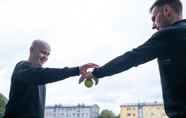 ...Kui aga prillid uuesti eest &auml;ra v&otilde;tsin, oleksin justkui uuesti s&uuml;ndinud. T&auml;pselt samas harjutuses p&uuml;&uuml;dsin kinni K&Otilde;IK pallid, mille Michael M&uuml;ller mulle ette kukutas! Vaid paariminutiline prillide kasutamine oli minu meeled juba oluliselt teravamaks muutnud ning areng tundus v&auml;hemalt mulle endale t&auml;iesti uskumatu. Ka tasakaaluharjutuses tundsin selget arengut, mida kinnitas ka M&uuml;ller - kehat&uuml;vi oli tunduvalt stabiilsem ja k&otilde;ikus l&ouml;&ouml;kide peale tunduvalt v&auml;hem. Foto: Liisi Troska / jalgpall.ee